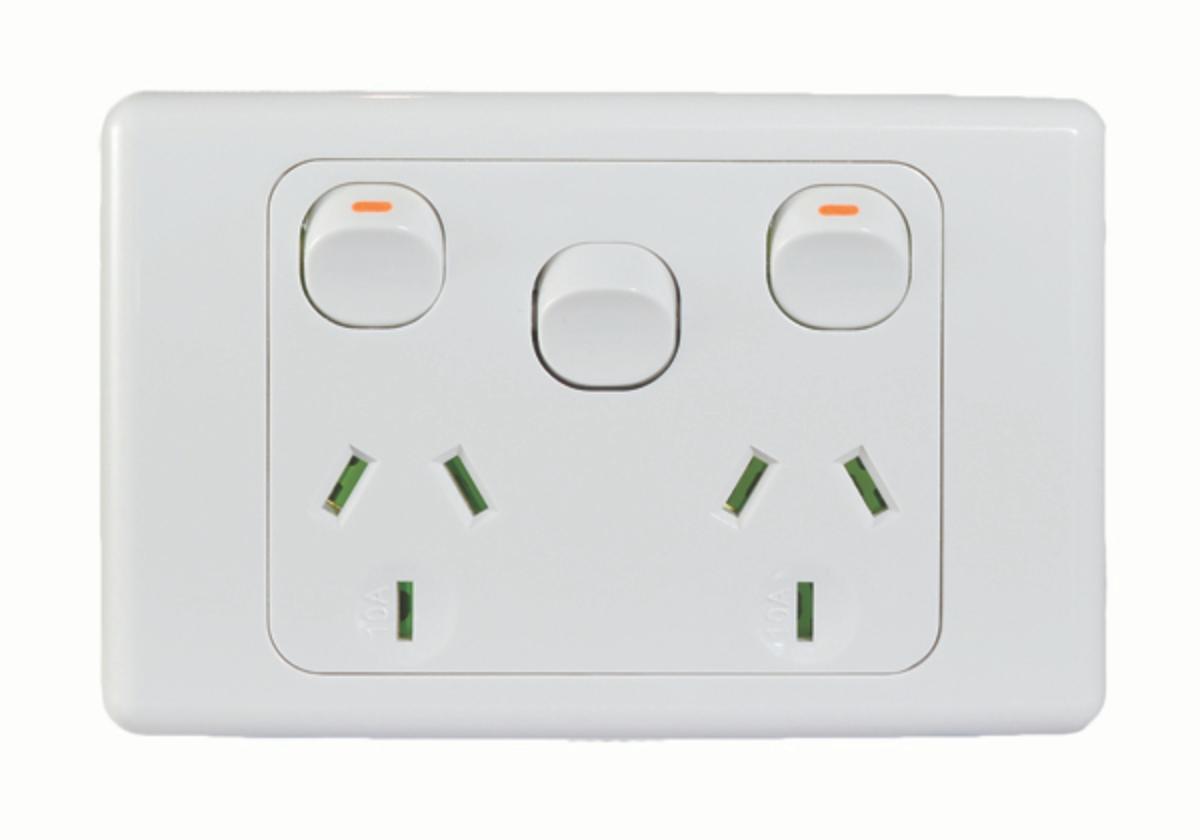 COUGAR DOUBLE GPO + EXT SW 10A HOR WHITE